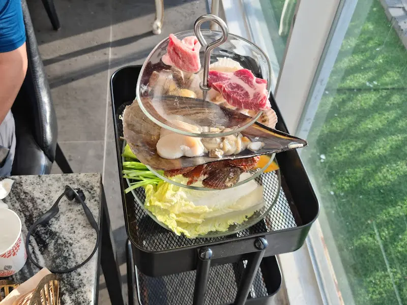 3단 트레이에 담긴 음식