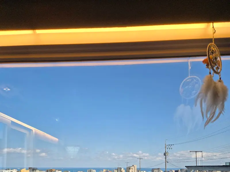 초밥공장 창문에서 보이는 하늘