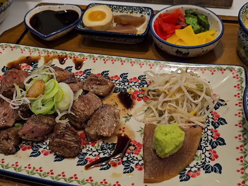 정갈하게 담긴 스테이크 한 상 차림