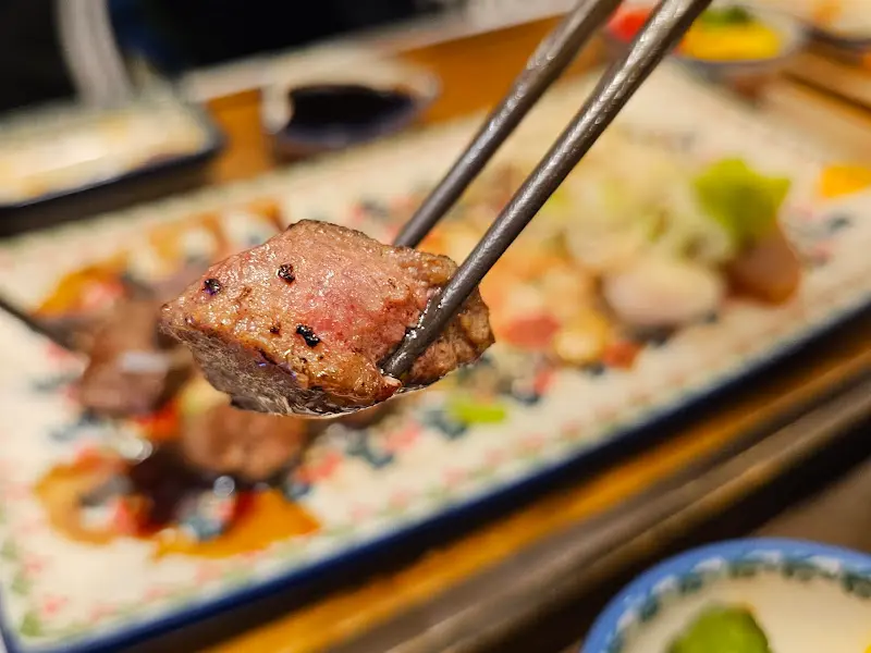 젓가락으로 집어 올린 스테이크 조각