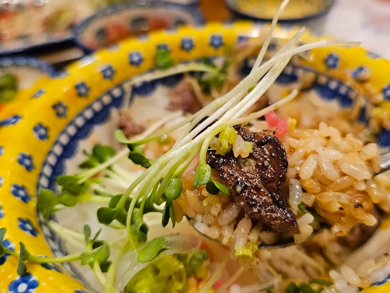 스테이크 덮밥을 한 숟갈 가득 떠올린 모습