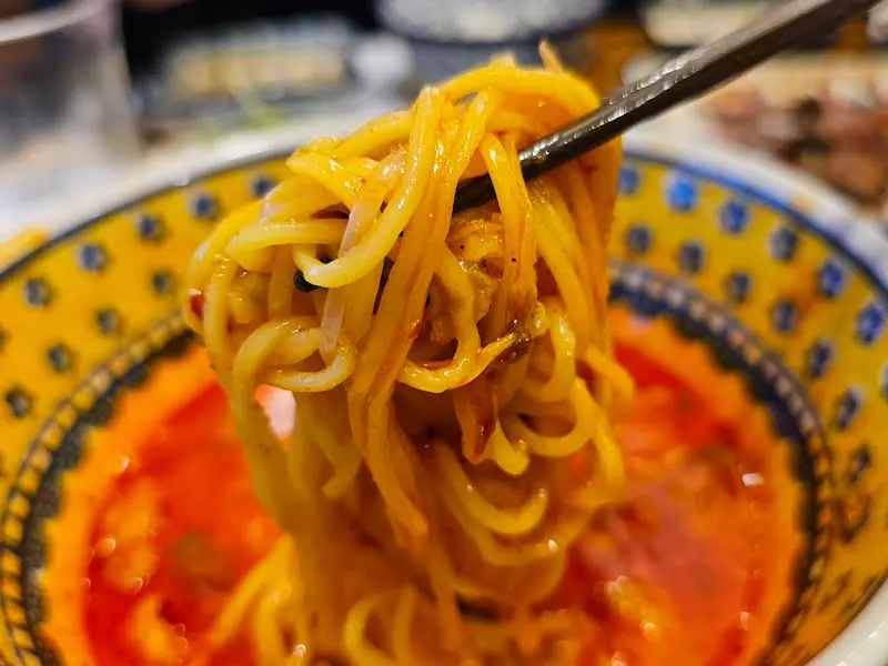 매콤한 국물에 담긴 국수 요리