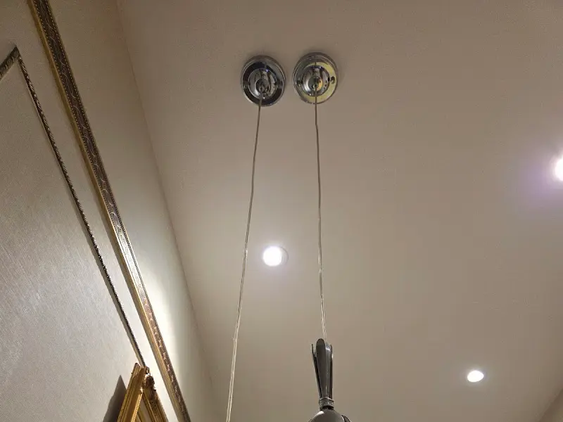 독특한 스푼 모양의 조명 갓