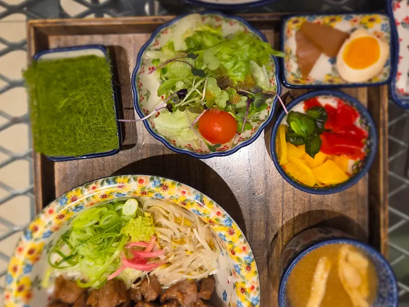 다양한 곁들임 찬들이 담긴 트레이