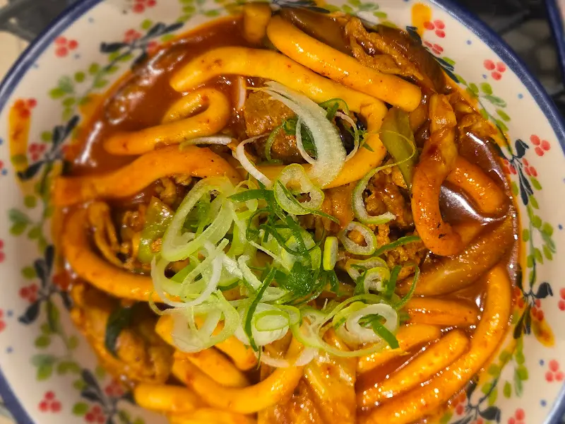 국물 떡볶이 위에 파채가 올려진 모습