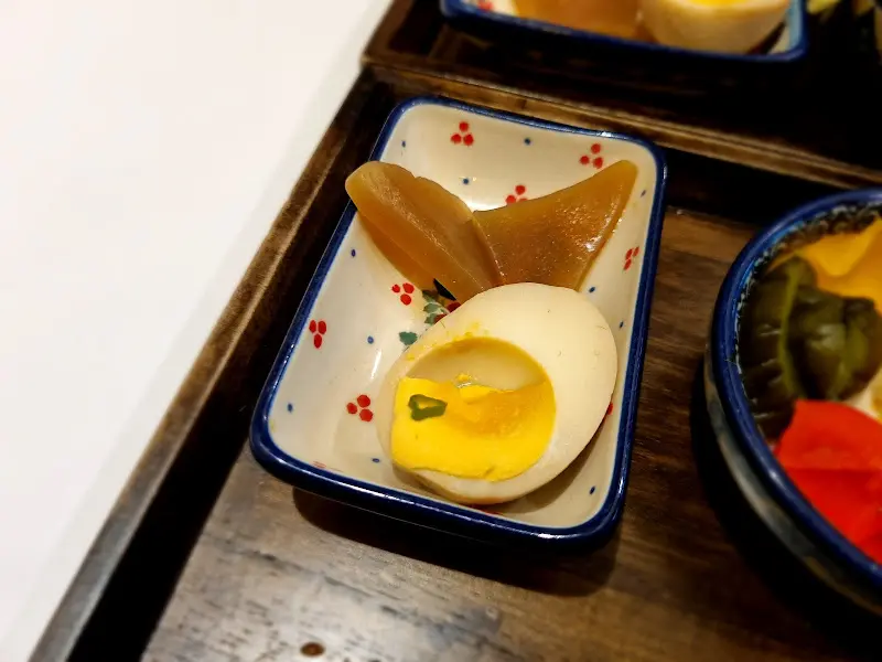 계란과 곁들임 찬이 담긴 작은 접시