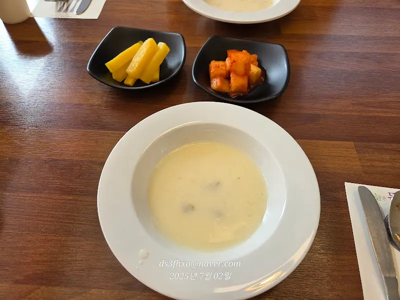 혜화동 돈까스 스프, 단무지, 깍두기