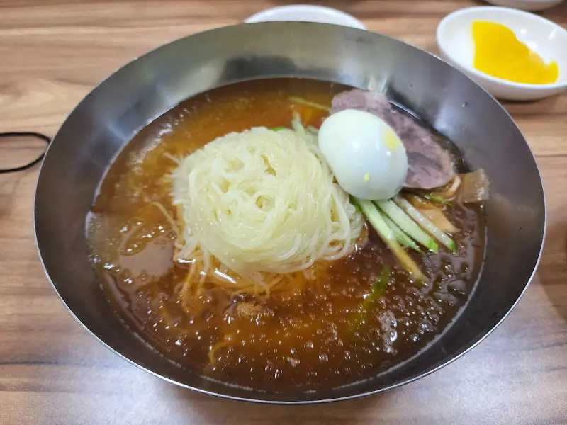 깔끔하게 비운 밀면 그릇