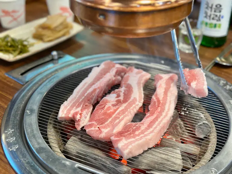 고기를 굽는 모습