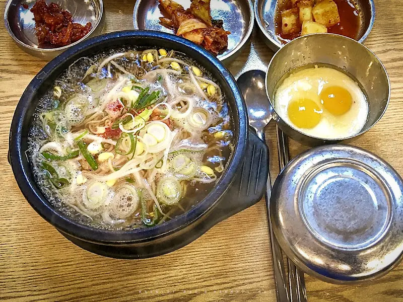 수란에 김가루와 콩나물을 넣은 모습