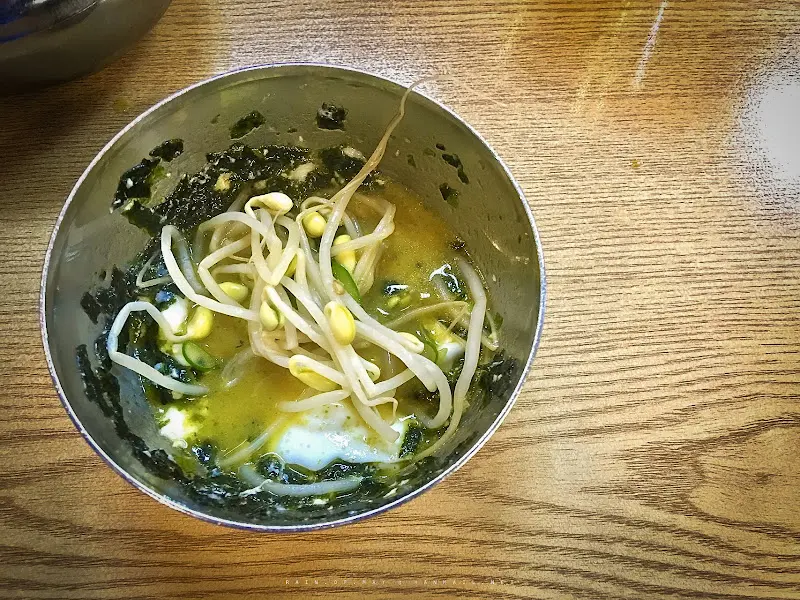 수란에 김가루와 콩나물을 넣은 모습