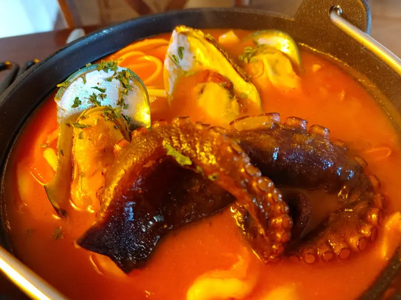 해산물이 듬뿍 들어간 해물 전골 파스타