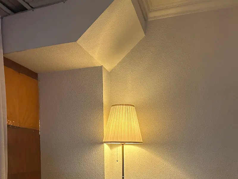 벽에 설치된 은은한 조명