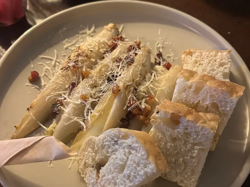 베이컨과 치즈가 올라간 식전 빵