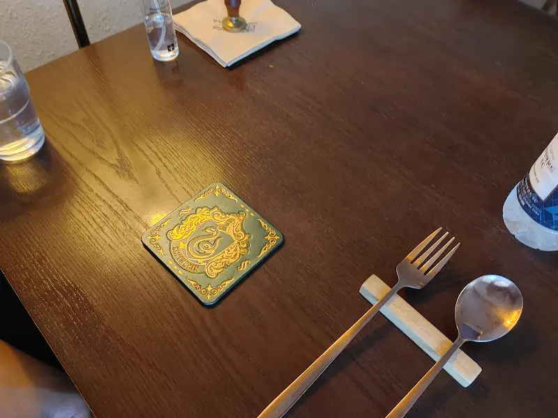 테이블 위에 놓인 컵 받침