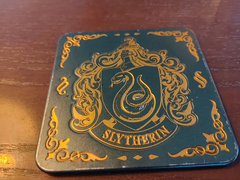 컵 받침의 섬세한 문양