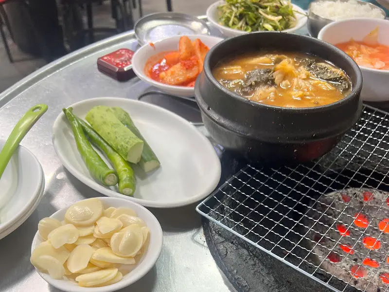 태성실비식당의 푸짐한 상차림