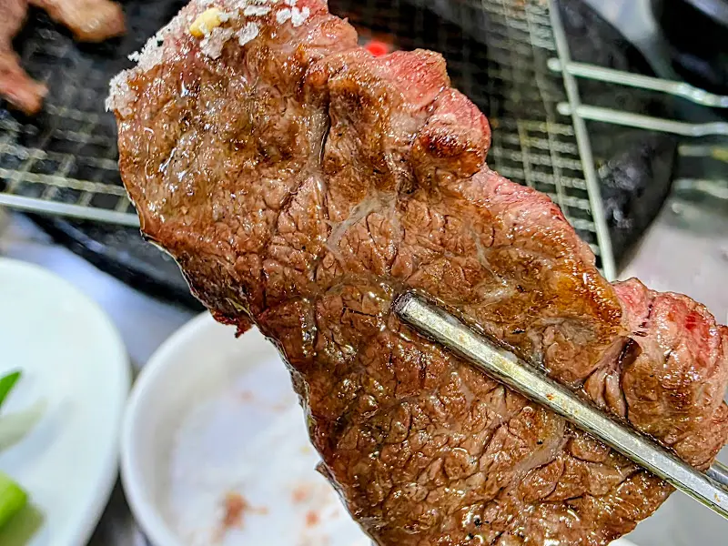 숯불 위에서 구워진 갈비살