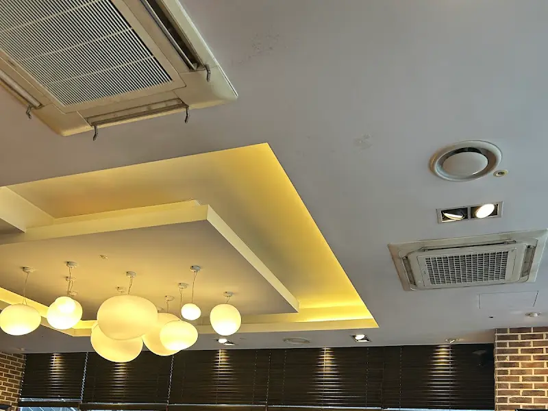 파스타 e 피자 내부 조명