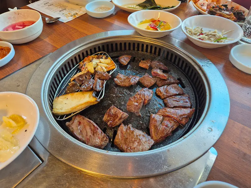 불판 위에서 익어가는 고기