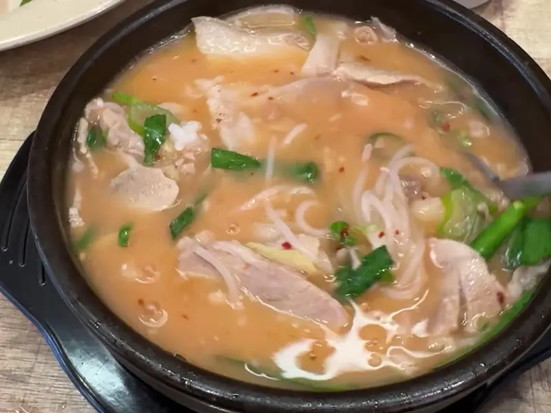 뽀얀 국물이 인상적인 돼지국밥