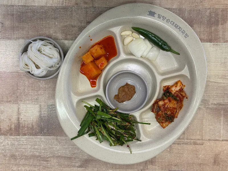 정갈하게 담겨 나온 밑반찬