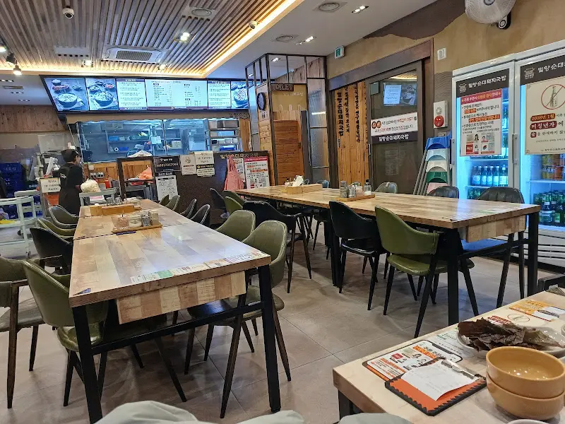 활기 넘치는 식당 내부