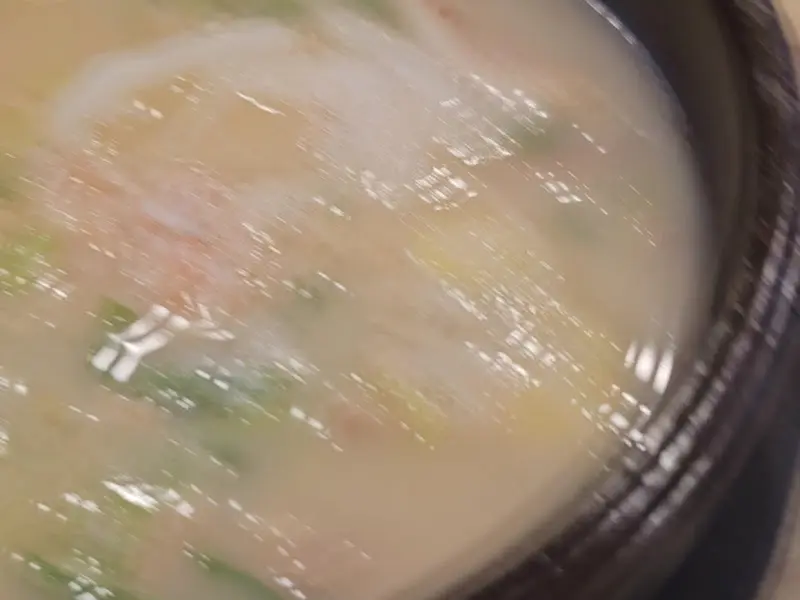 김이 모락모락 나는 돼지국밥