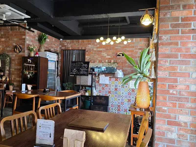 따뜻한 분위기의 레스토랑 내부