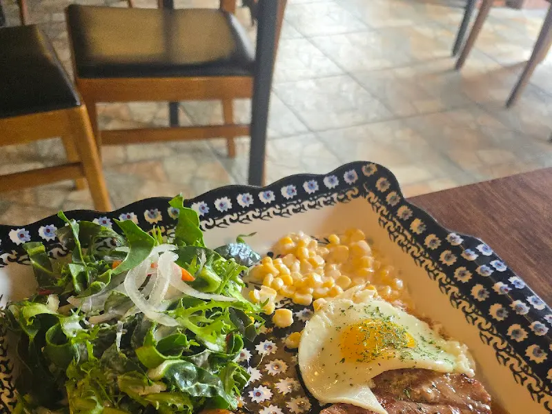 스테이크와 샐러드