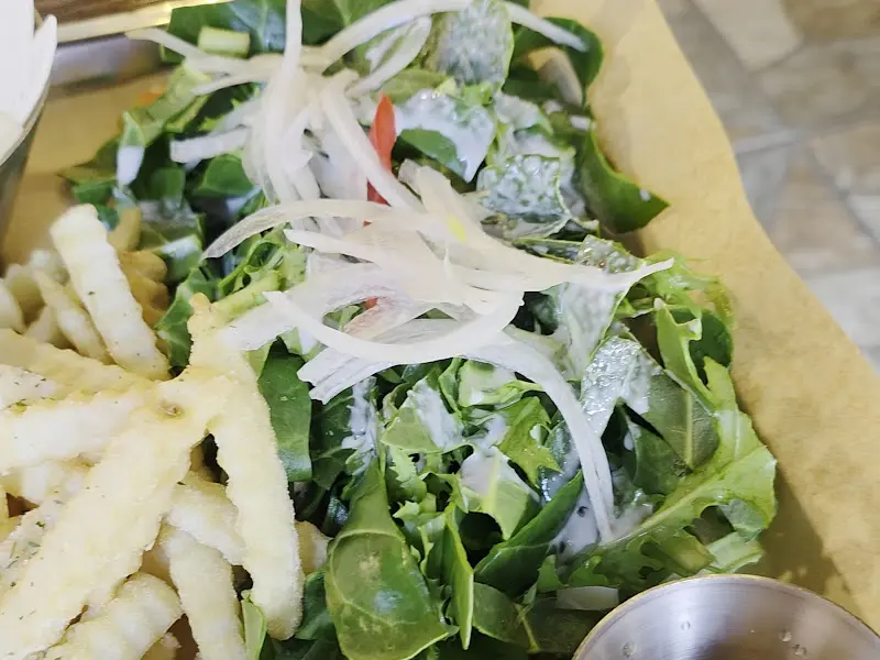 샐러드와 감자튀김