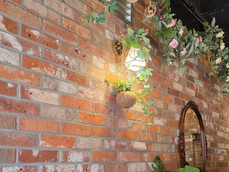 벽돌 벽과 조명