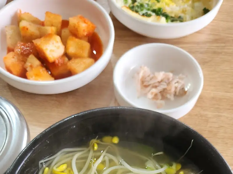 황태해장국과 반찬 클로즈업