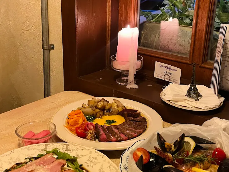 테이블 위에 놓인 연어 스테이크 버터 파스타와 누룽지 리조또