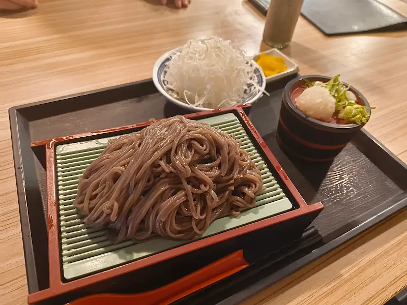 정갈하게 담겨 나온 냉모밀