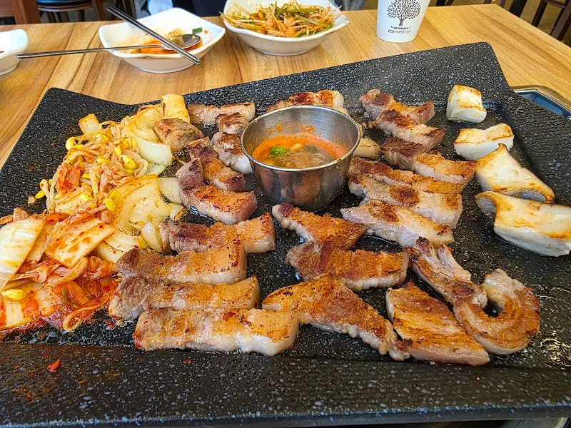 노릇하게 구워진 숙성 삼겹살