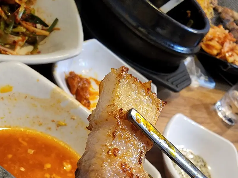 젓가락 위의 삼겹살