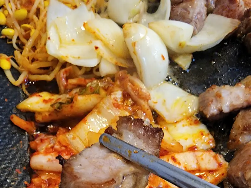 김치와 함께 구워먹는 삼겹살