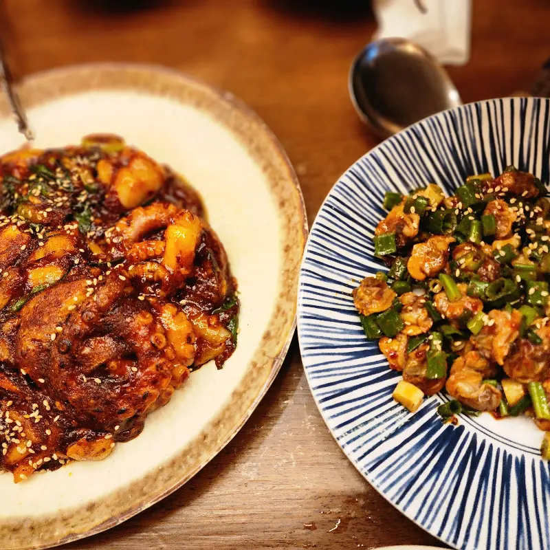 매콤한 낙지볶음과 꼬막비빔밥의 환상적인 조합