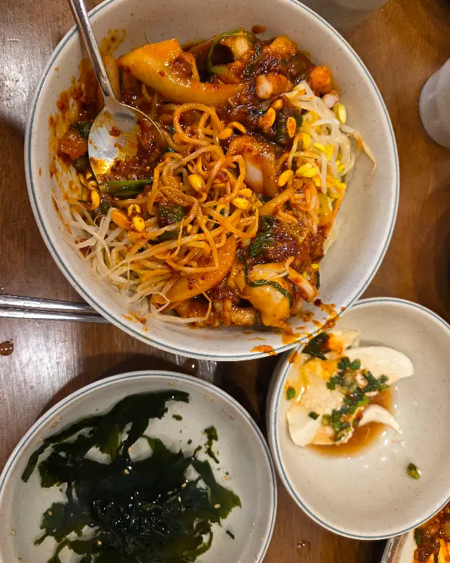 낙지볶음과 밥, 그리고 다양한 반찬들