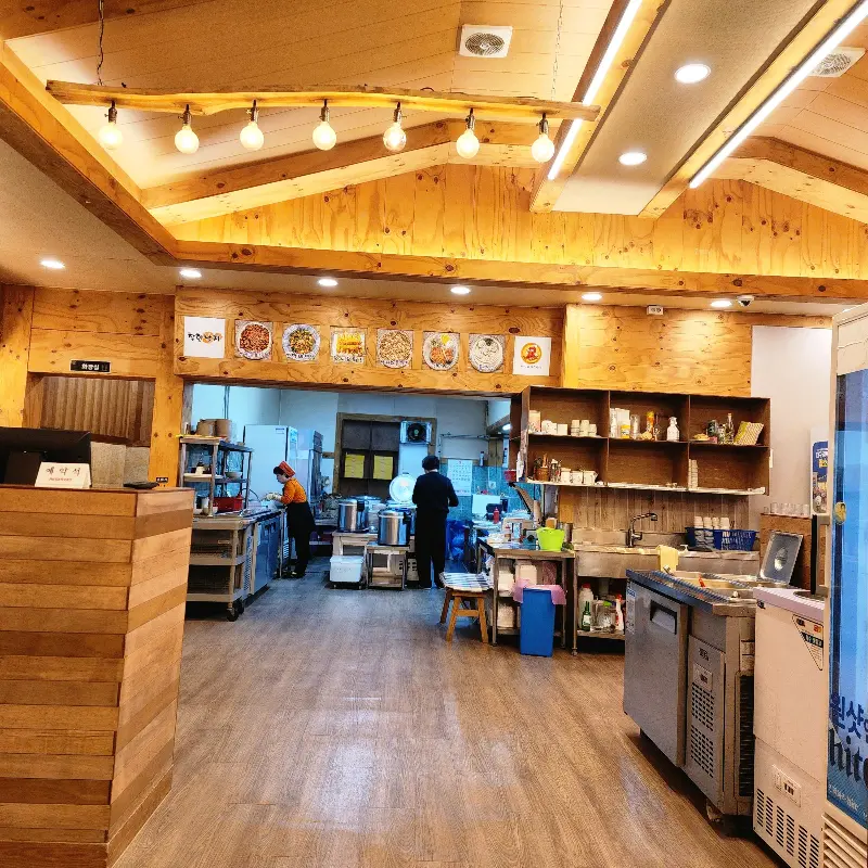 깔끔하고 넓은 매장 내부