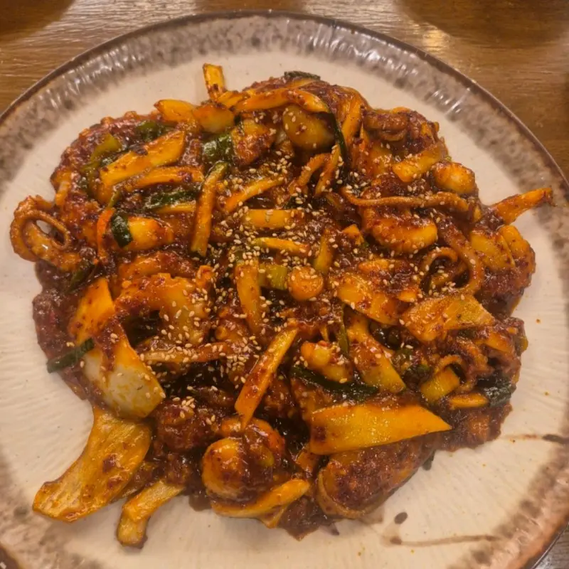 매콤한 양념이 입맛을 돋우는 낙지볶음