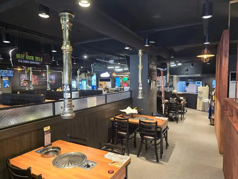 넓고 깔끔한 식당 내부 모습. 테이블 간 간격이 넓어 편안하게 식사를 즐길 수 있다.