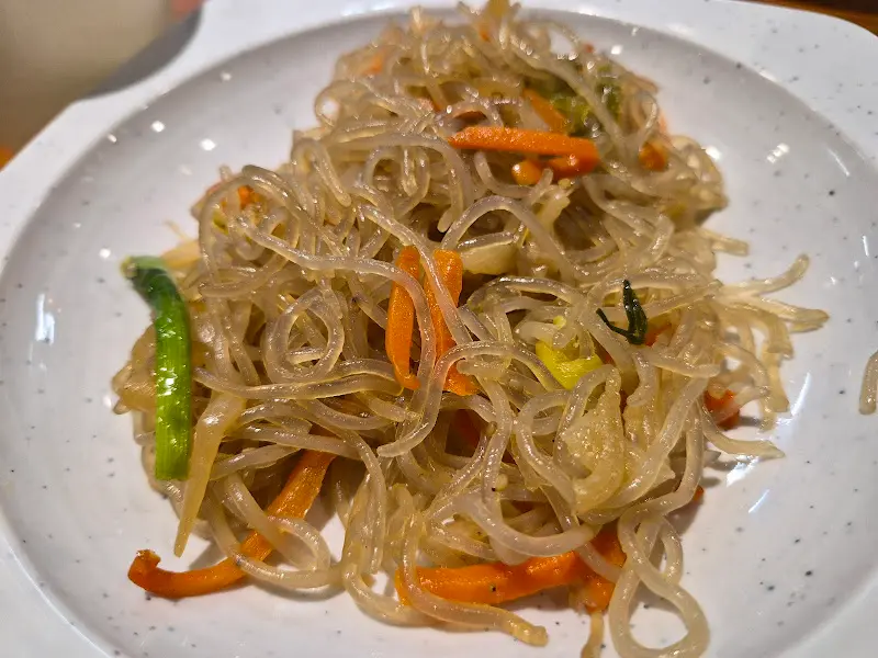 윤기가 자르르 흐르는 잡채. 간도 적당하고 맛있다.