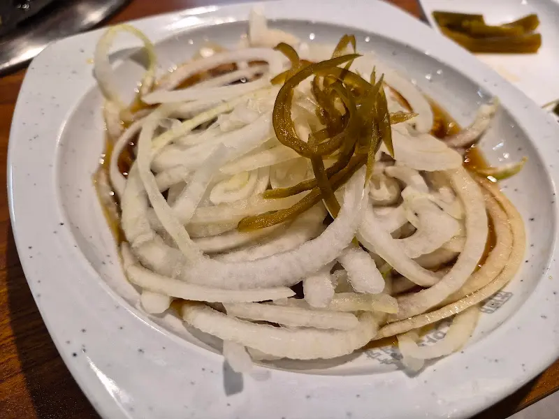 새콤달콤한 양파절임. 고기와 함께 먹으면 느끼함을 잡아준다.