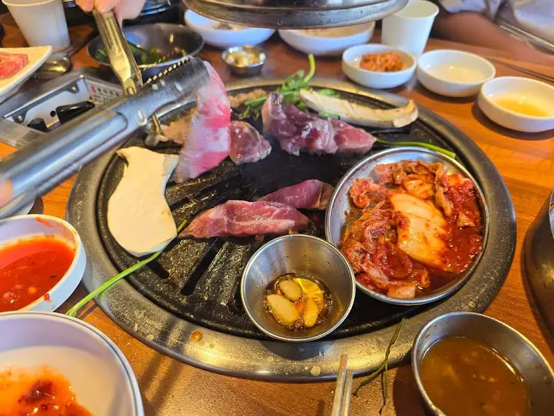 불판 위에서 맛있게 구워지고 있는 고기들.