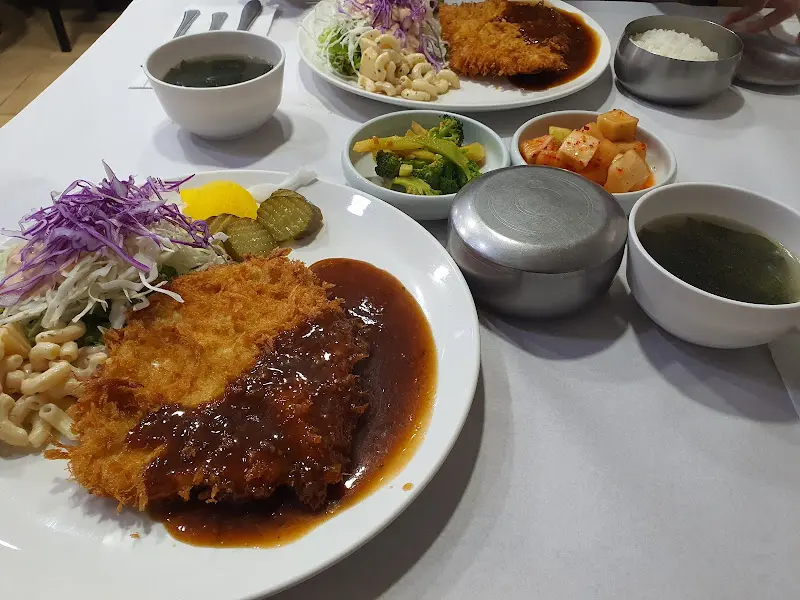 돈까스 한 상 차림