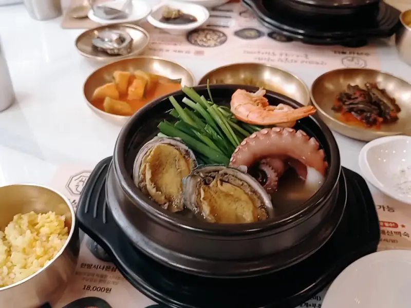 해산물이 듬뿍 들어간 삼계탕