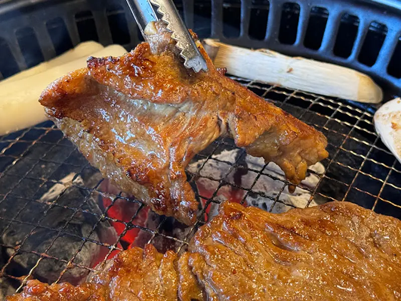 숯불 위에서 맛있게 익어가는 돼지갈비