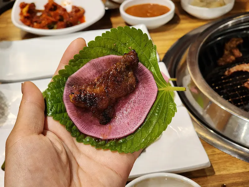 깻잎 쌈에 싸 먹는 돼지갈비